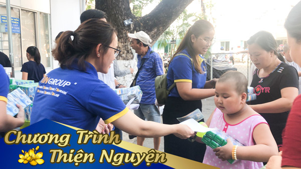 VUT đã đến ghé thăm các em khoa nhi, khoa xạ trị và khoa ngoại thương